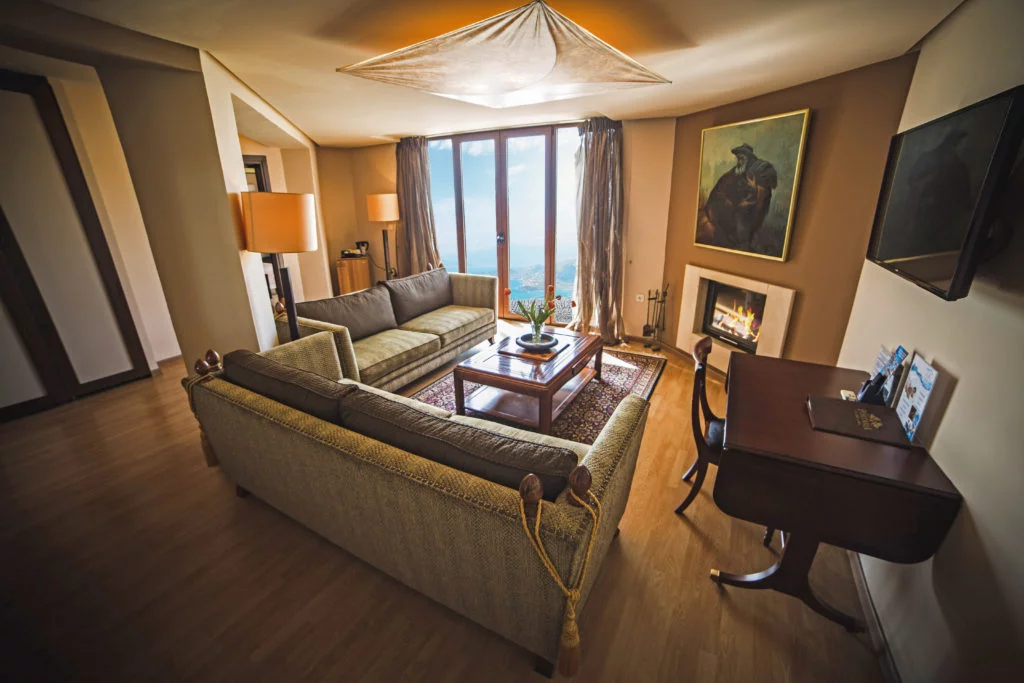 DELUXE SUITE LOUNGE